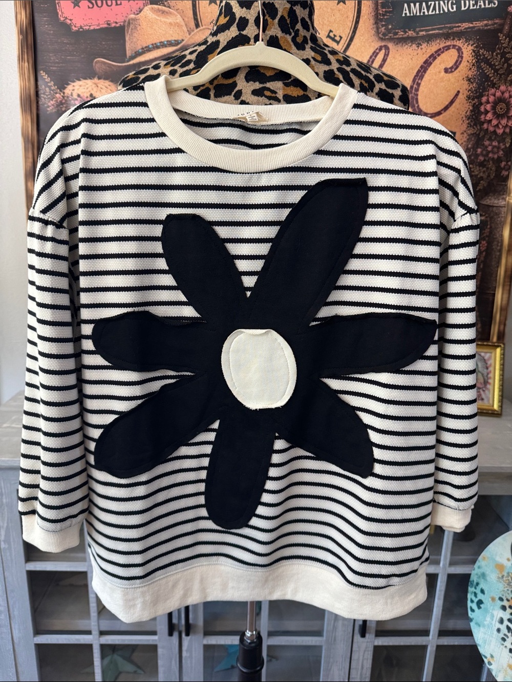 JODIFIL Women's Striped Black & White Daisy Sweatshirt - Size Large